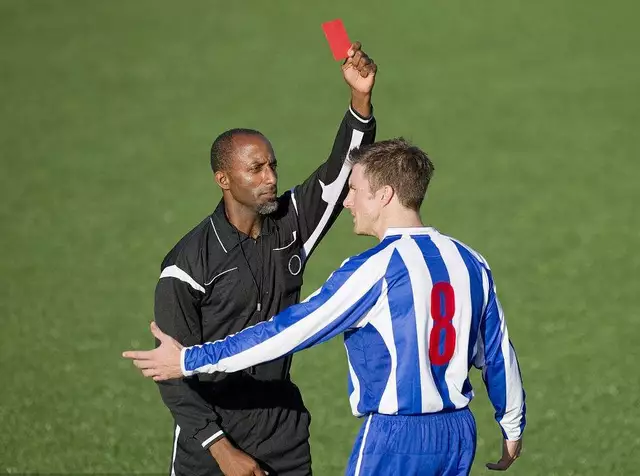  奥格斯堡定位球战术奏效，德甲比赛屡建奇功破僵局